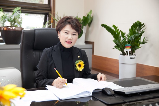 지난 20일 평택시의회에서 곽미연 평택시의회 복지환경위원장이 어떤 정치를 하고 싶은지 말하고, 포즈를 취하고 있다.