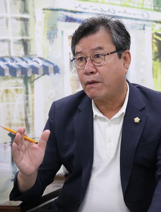 17일 오전 오산시의회 이상복 의원이 오산시의회에서 산수화기자단과 만나 오산시 교통문제 해결방안에 대해 설명하고 있다.