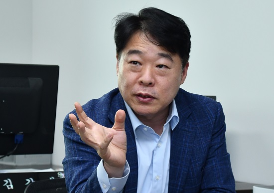  21일 경기도의회 김강식 의원이 경기도의회 의원실에서 산수화기자단을 만나 지난 4년간의 의정활동에 대해 소회를 밝히고 있다.