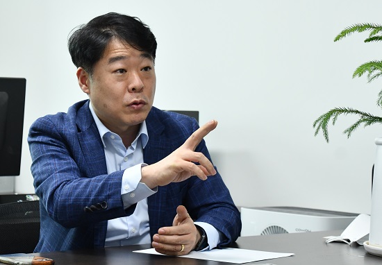 21일 경기도의회 김강식 의원이 경기도의회 의원실에서 산수화기자단을 만나 지난 4년간의 의정활동에 대해 소회를 밝히고 있다.