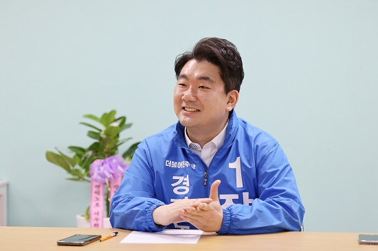22일 더불어민주당 장한별 경기도의원 후보가 금곡동 사무실에서 출마에 대한 각오를 말하고 있다.