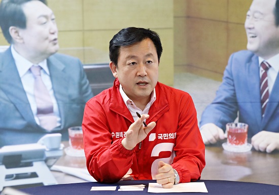 13일 김용남 국민의힘 수원시장 후보가 팔달구 선거사무소에서 산수화기자단을 만나 수원특례시장에 도전하는 이유를 설명하고 있다.