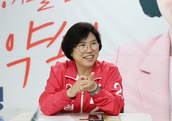 13일 이애형 국민의힘 경기도의원 후보가 세류동 선거사무소에서 산수화 기자단을 만나 출마 이유에 대해 설명하고 있다.