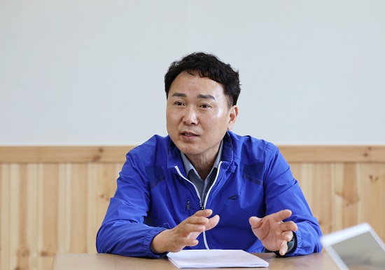 강영우 더불어민주당 수원시의원 후보가 산수화기자단을 만나 지역현안에 대해 설명하고 있다.