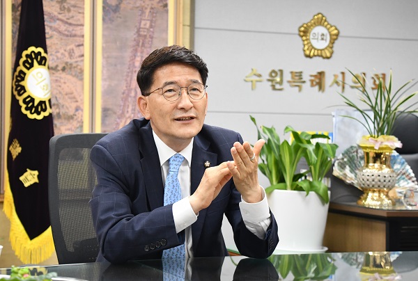 ‘5선 당선’ 김기정 수원시의회 부의장이 8일 산수화기자단을 만나 제12대 수원시의회 의장에 출마하겠다고 밝히고 있다.