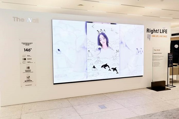 갤러리아 광교 8층에 위치한 국내 단 하나뿐인 ‘삼성전자 더월 TV 체험존’에 전시된 NFT 작품