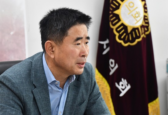 15일 오산시의회 성길용 의장이 제9대 오산시의회 전반기 의정 방향에 대해 설명하고 있다.