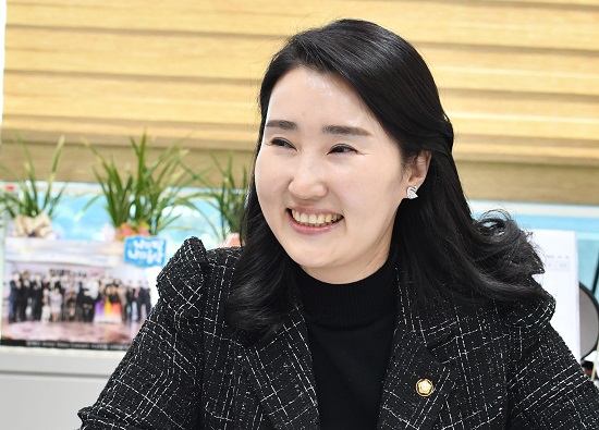 12일 박은선 용인특례시의원이 용인시의회 의원사무실에서 용인인터넷기자단고 만나 지난 3개월간의 의정활동 소감을 말하고 있다.