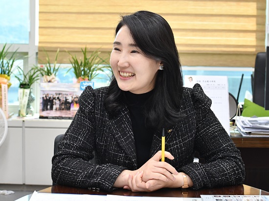 12일 박은선 용인특례시의원이 용인시의회 의원사무실에서 용인인터넷기자단고 만나 용인시 '문화도시' 지정에 관련해 이야기하고 있다.