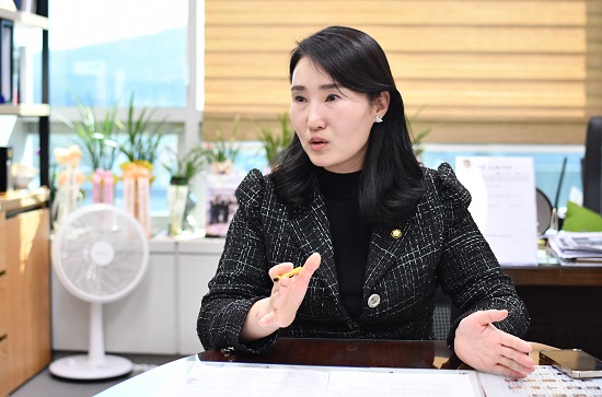 12일 박은선 용인특례시의원이 용인시의회 의원사무실에서 용인인터넷기자단고 만나 죽전 데이터센터 건립 문제에 대해 입장을 이야기하고 있다.