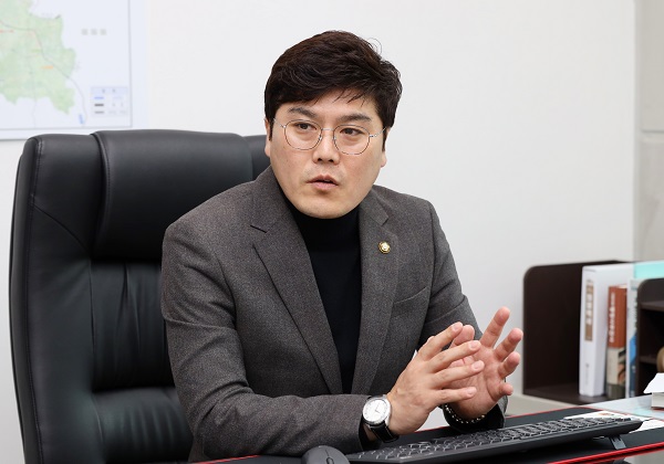 17일 용인특례시의회 안치용 의원이 용인인터넷기자단을 만나 지난해 첫 행정사무감사에 대해 설명하고 있다.