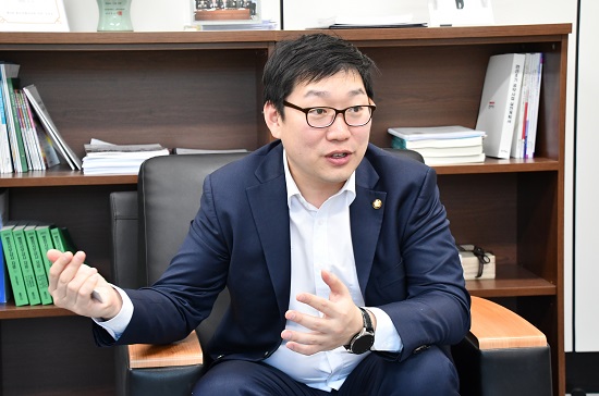 14일 용인특례시의회 강영웅 의원이 의원실에서 용인인터넷기자단을 만나 정치에 참여하게된 계기를 설명하고 있다.