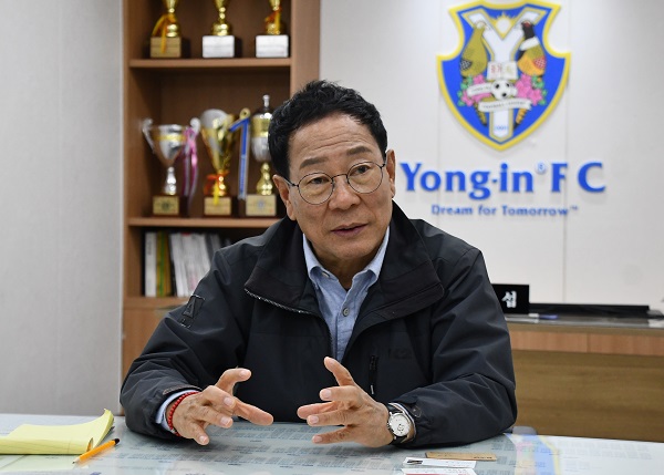 30일 박상섭 용인축구센터 상임이사가 용인인터넷기자단과 만나 취임 후 6개월간의 소회를 말하고 있다.