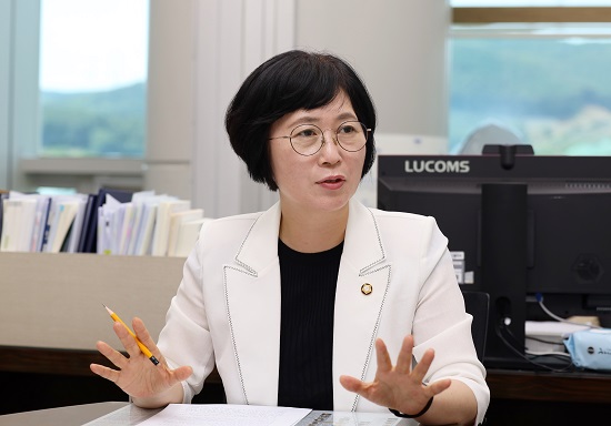 31일 용인시의회 이윤미 의원이 용인시의회 의원실에서 용인인터넷기자단을 만나 시민단체 활동과 정치 참여 계기에 대해 이야기 하고 있다.