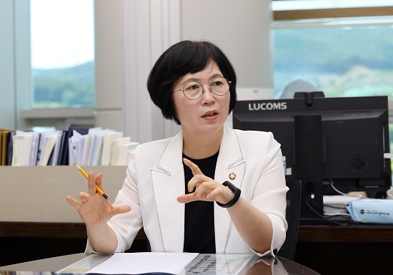 31일 용인시의회 이윤미 의원이 용인시의회 의원실에서 용인인터넷기자단을 만나 용인시 최대 현안에 대해 이야기 하고 있다.