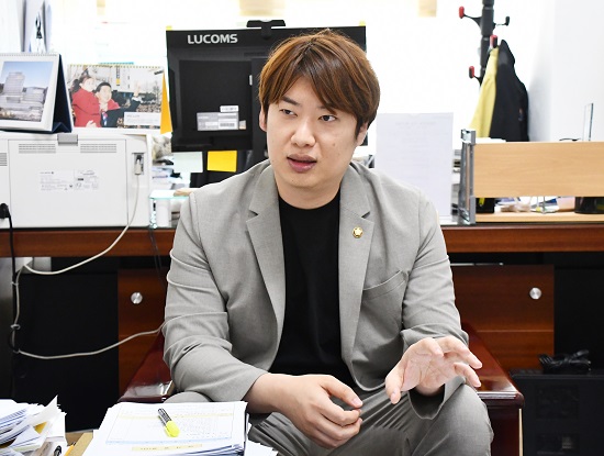 지난 16일 용인인터넷기자단과 인터뷰 중인 용인특례시의회 이상욱 의원