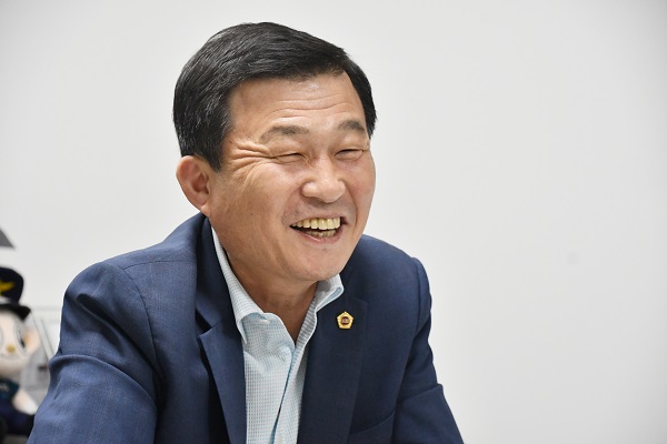 13일 오후 경기도의회 한원찬 의원이 경기도의회 의원실에서 산수화기자단을 만나 항상 '머슴'으로 남고 싶다며 환하게 웃고 있다.