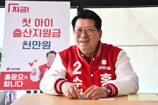 15일 홍윤오 국민의힘 수원을 후보가 권선구 선거사무소에서 산수화기자단을 만나 출마한 이유를 설명하고 있다.