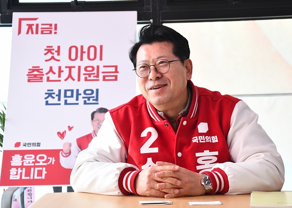 15일 홍윤오 국민의힘 수원을 후보가 권선구 선거사무소에서 산수화기자단을 만나 지역의 공약에 대해 이야기 하고 있다.