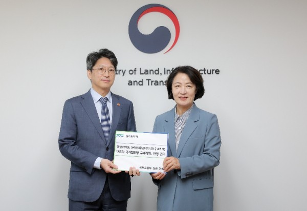 추미애, 국토부 장관 만나 GTX D~H 등 철도 40개 사업 국가철도망 반영 요청 “선교통·후입주 현실화해야…교통망 필요한 곳은 미리 준비해야”